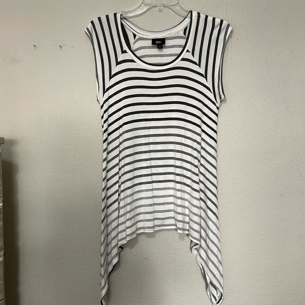 MOSSIMO BLACK AND WHITE HIGH LOW TOP